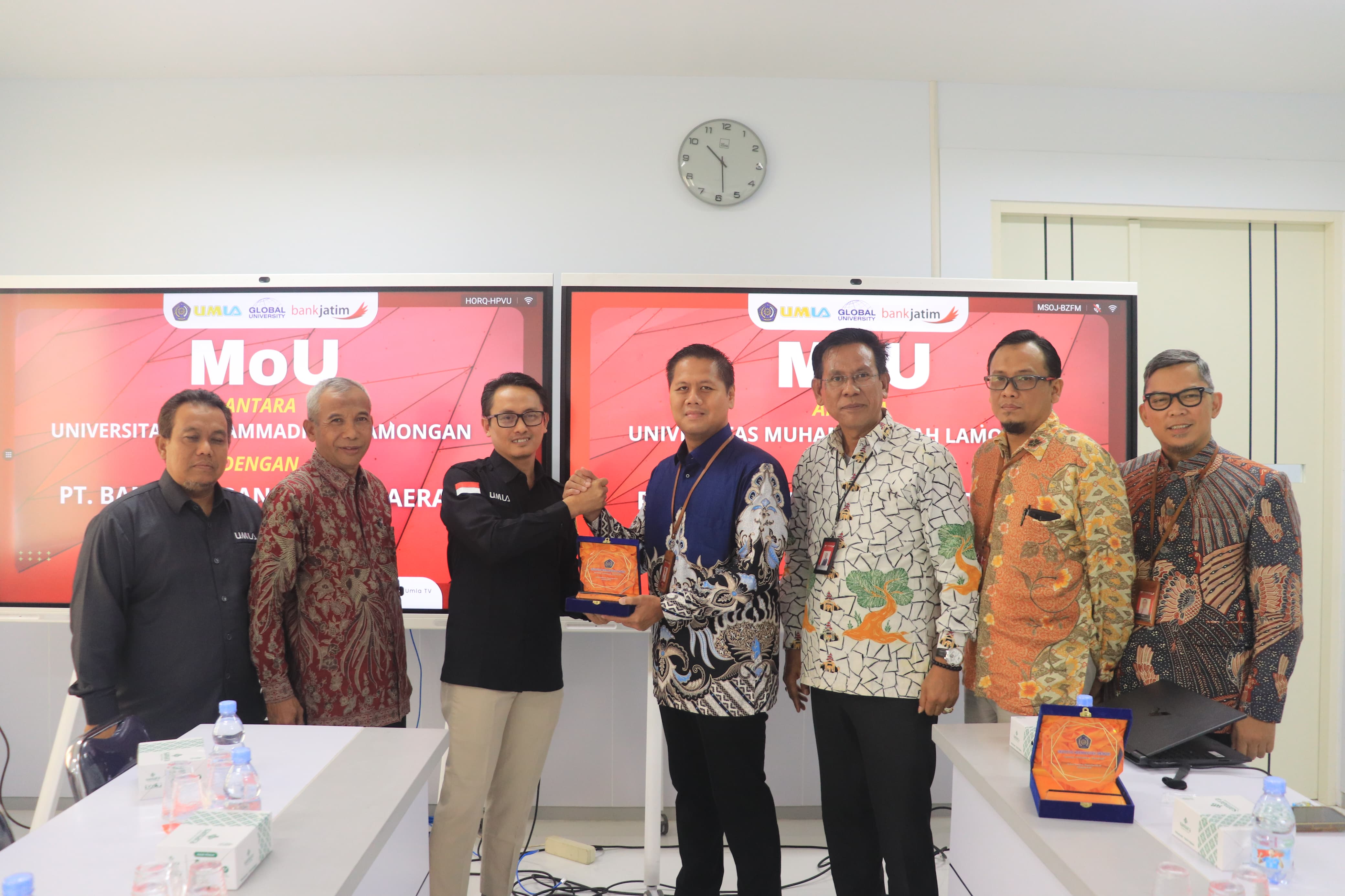Rektor UMLA bersama jajaran Bank Jatim Cabang Lamongan menunjukkan dokumen kerja sama yang telah ditandatangani untuk mendukung modernisasi pembayaran pendidikan dan transparansi keuangan kampus.