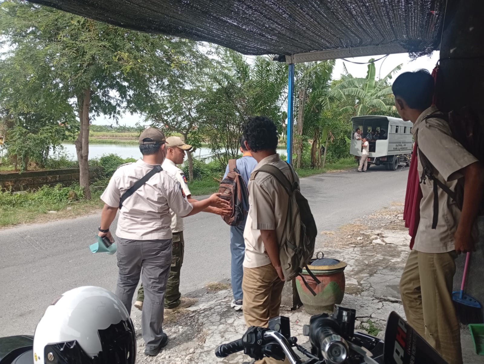 Puluhan pelajar terjaring operasi kasih sayang oleh Satpol PP Lamongan, Rabu (7/1) pagi.