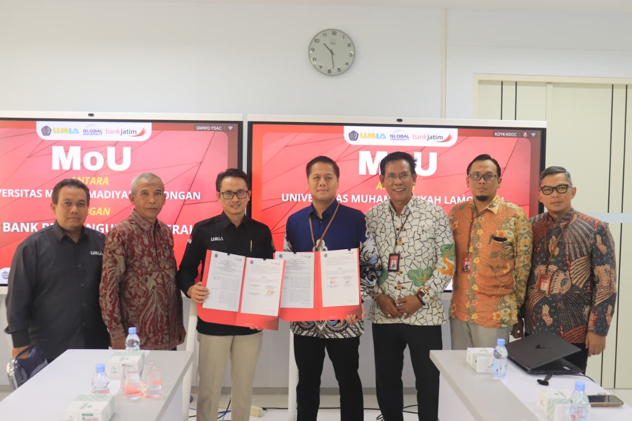 Rektor UMLA bersama jajaran Bank Jatim Cabang Lamongan menunjukkan dokumen kerja sama yang telah ditandatangani untuk mendukung modernisasi pembayaran pendidikan dan transparansi keuangan kampus.