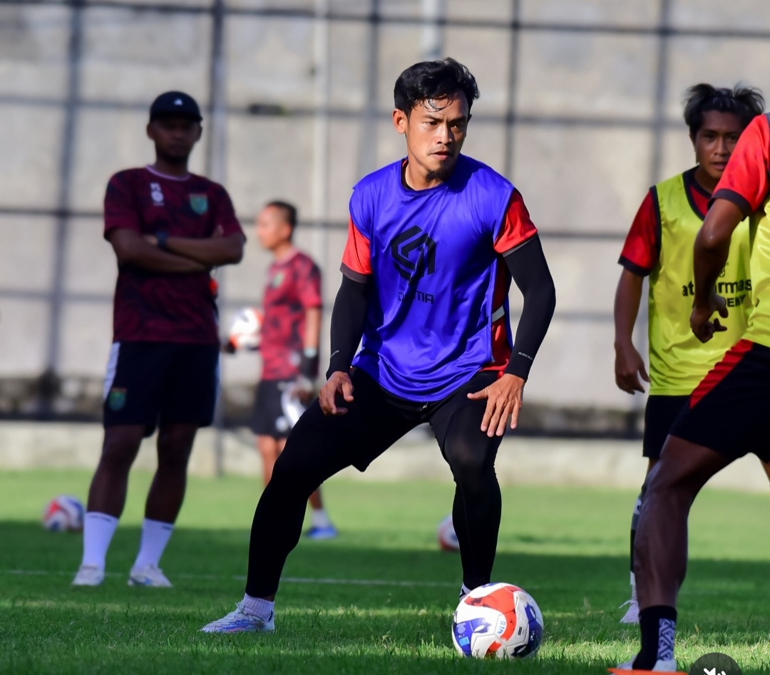 Pemain Persibo Bojonegoro melakukan latihan sebelum bertemu dengan Rans Nusantara FC untuk ketiga kalinya.
