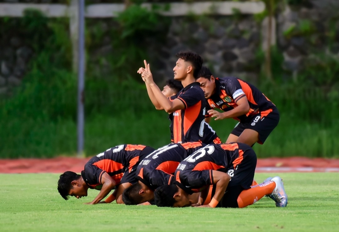 BERSYUKUR : Para Pemain Persibo Bojonegoro melakukan selebrasi sujud syukur setelah tim mereka mampu mengalahkan Rans Nusantara FC 2-0 .