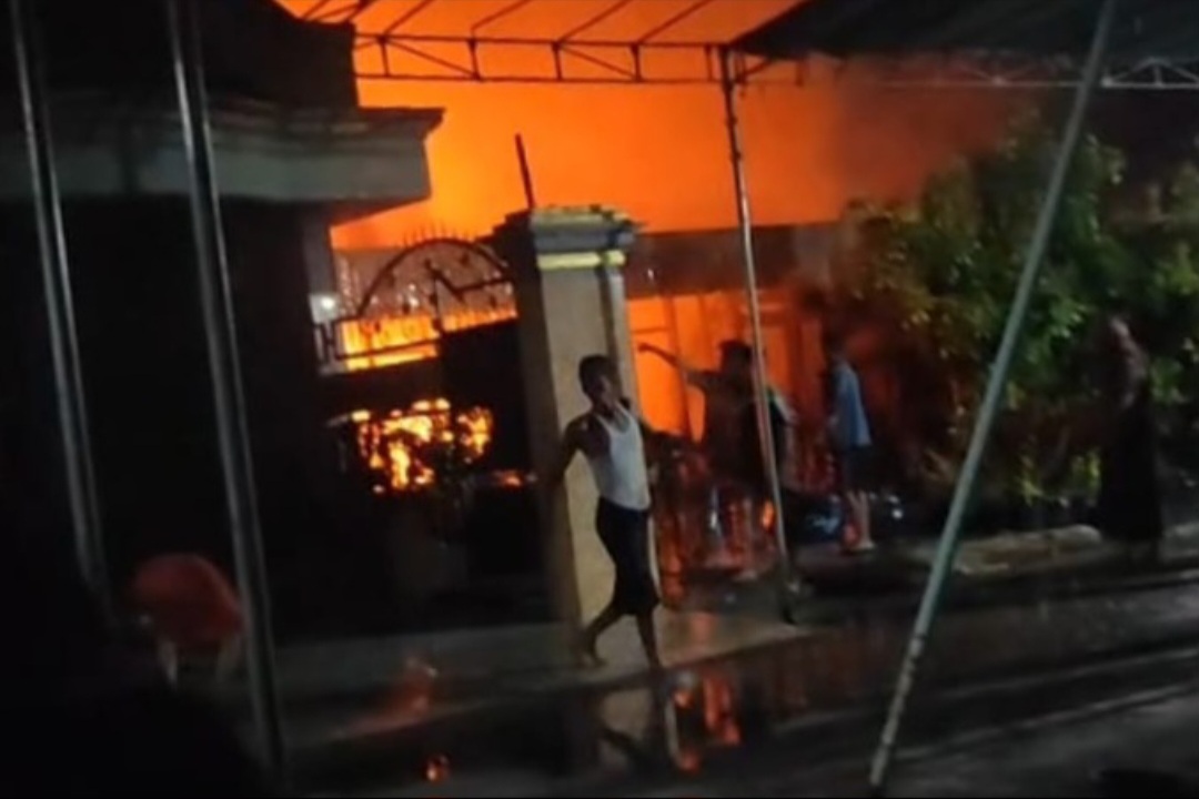 Warga bergotong royong memadamkam api yang menghanuskan sebuah rumah di Desa Kalanganyar, Kecamatan Karanggeneng, Selasa (6/1) malam.