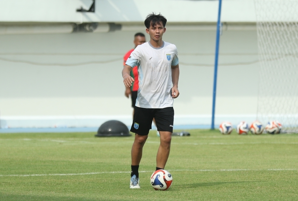 Risna Prahalabenta, mengikuti sesi latihan Persela, Rabu (7/1) siang di Stadion Surajaya.