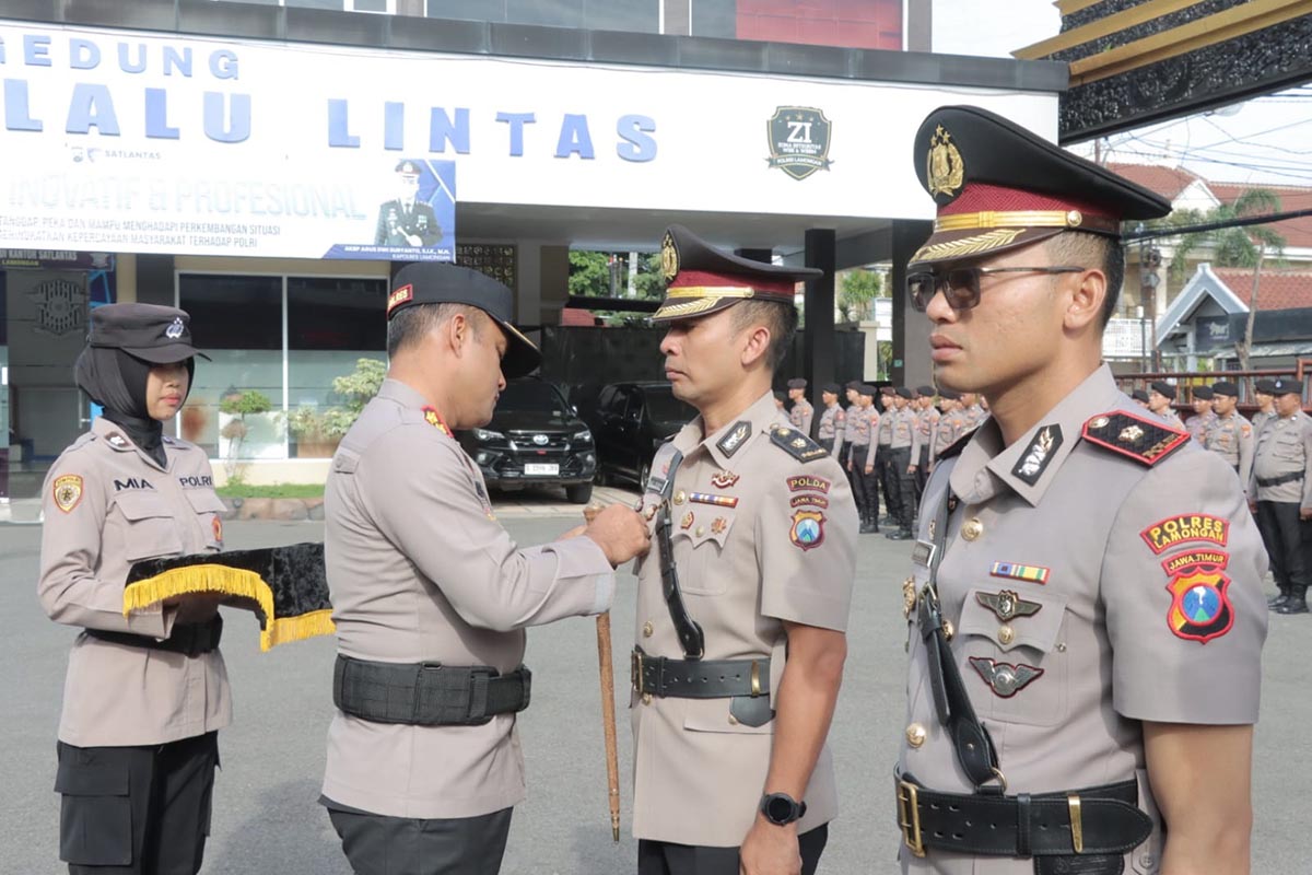 PENYEGARAN: Upacara sertijab petinggi Polres Lamongan yang dimutasi di halaman mapolres.  (IST/RDR.LMG)