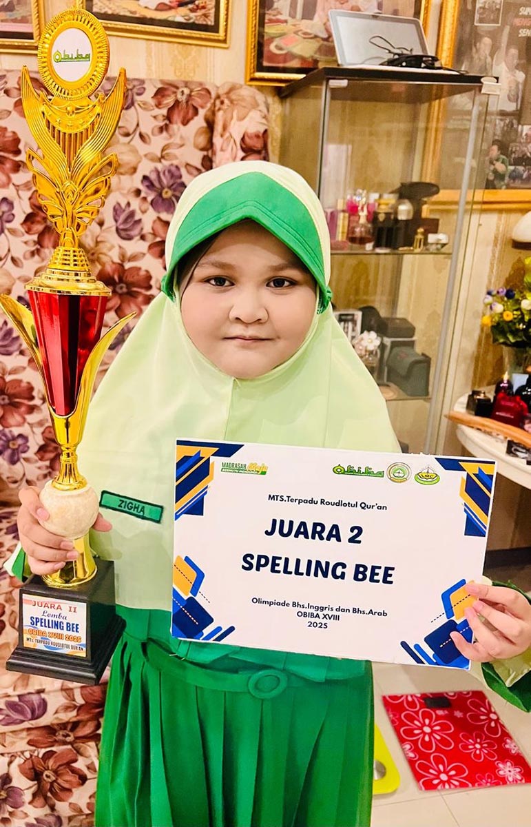 SUKA GAMBAR BUNGA TULIP: Safina Bazigha Almahyra, peraih juara 2 Lomba Spelling Bee OBIBA XVIII Tingkat Kabupaten di MTs Terpadu Roudlotul Qur&rsquo;an 2025. (IST/RDR.LMG)
