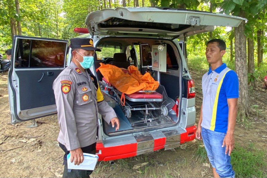 Petugas melakukan proses evakuasi Jenazah yang ditemukan di sekitar parit hutan wilayah Desa Tlemang Kecamatan Ngimbang. Kamis (8/1) pagi.