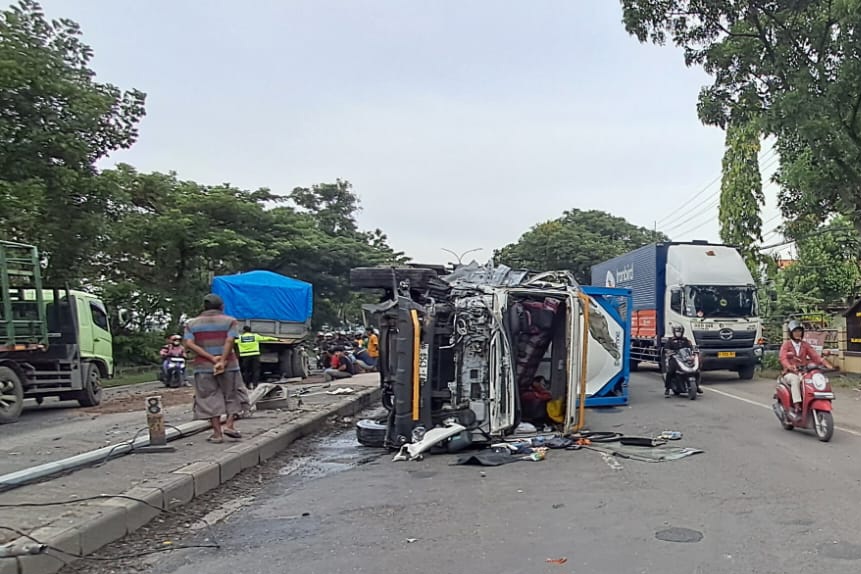 Truk tangki bermuatan oli terguling di Jalan Nasional tak jauh dari kantor Polsek Turi, Kamis (8/1) pagi.