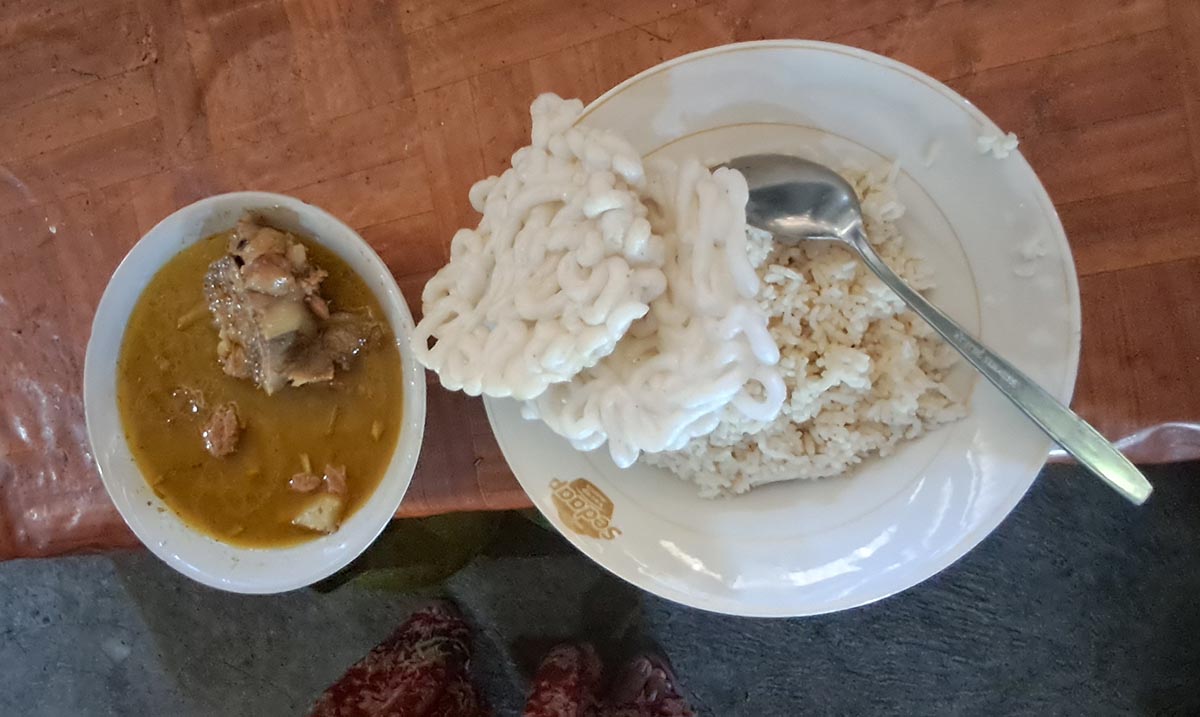 MASAKAN TRADISIONAL: Sayur bening kluwek balungan sapi. (GAMAL A/RDR.LMG)