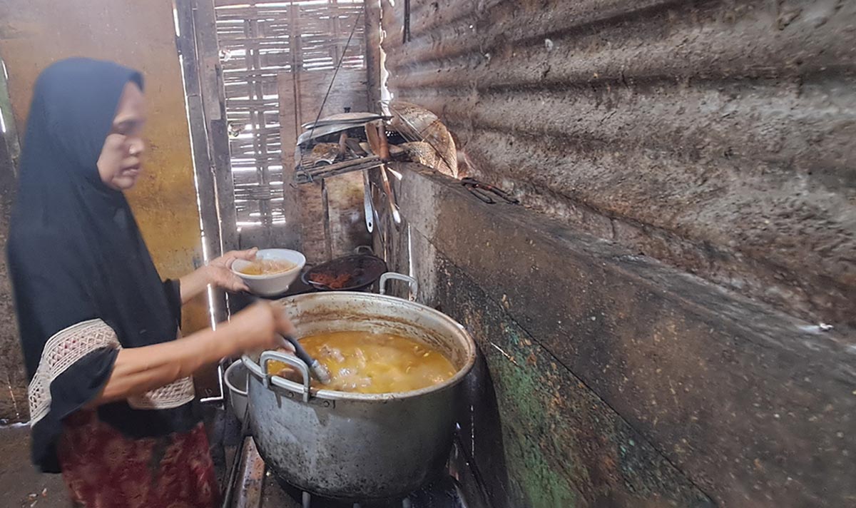 MASAKAN TRADISIONAL: Karmi di warungnya yang sederhana. Dia berjualan sayur bening kluwek balungan sapi. (GAMAL A/RDR.LMG)