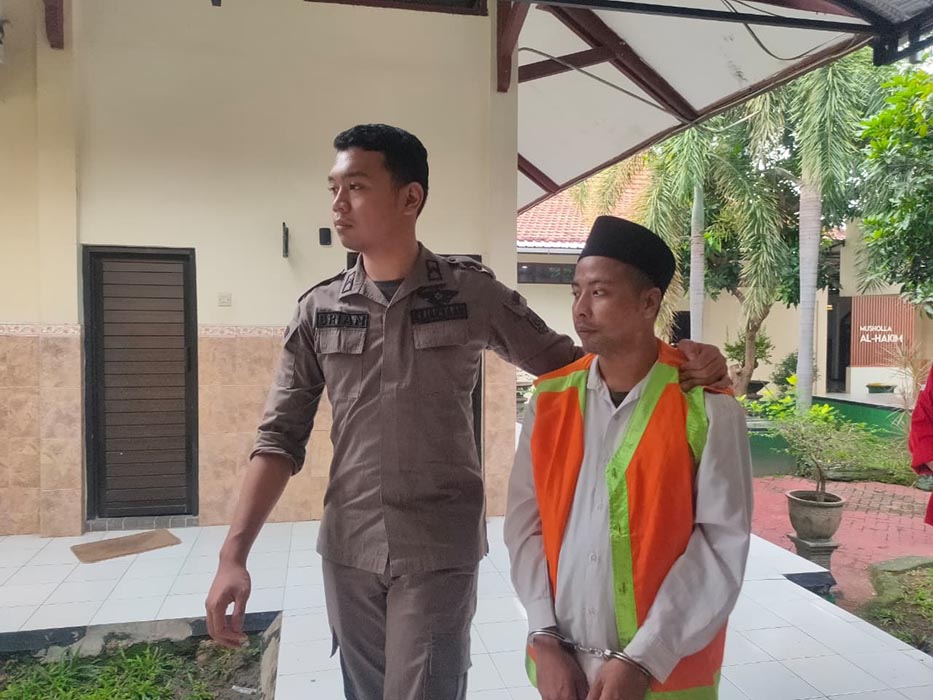 DIVONIS SETAHUN  PENJARA: Hambali menjalani persidangan kasus pencurian dengan keadaan memberatkan. (IST/RDR.LMG)
