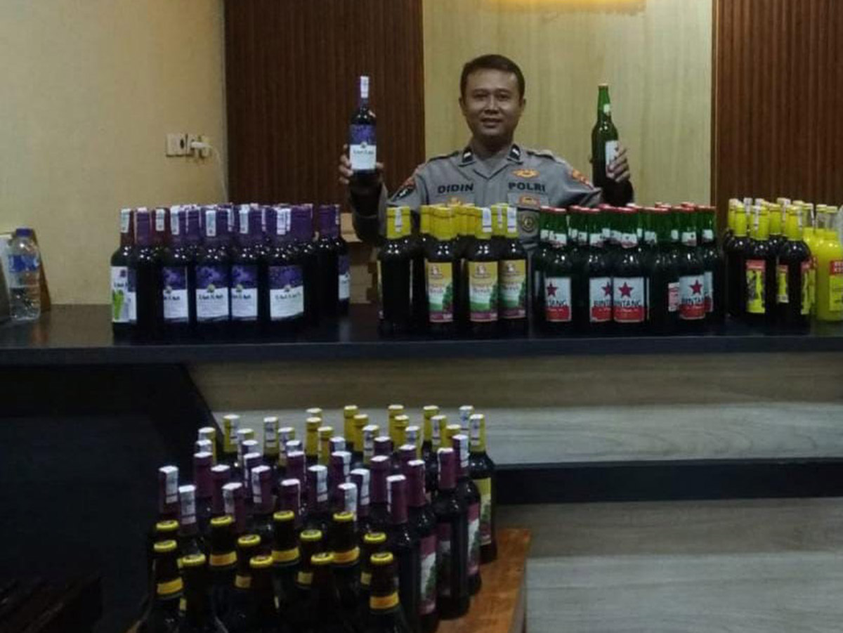 BARANG BUKTI: Botol &ndash; botol berisi miras yang diamankan Polsek Brondong. (IST/RDR.LMG)