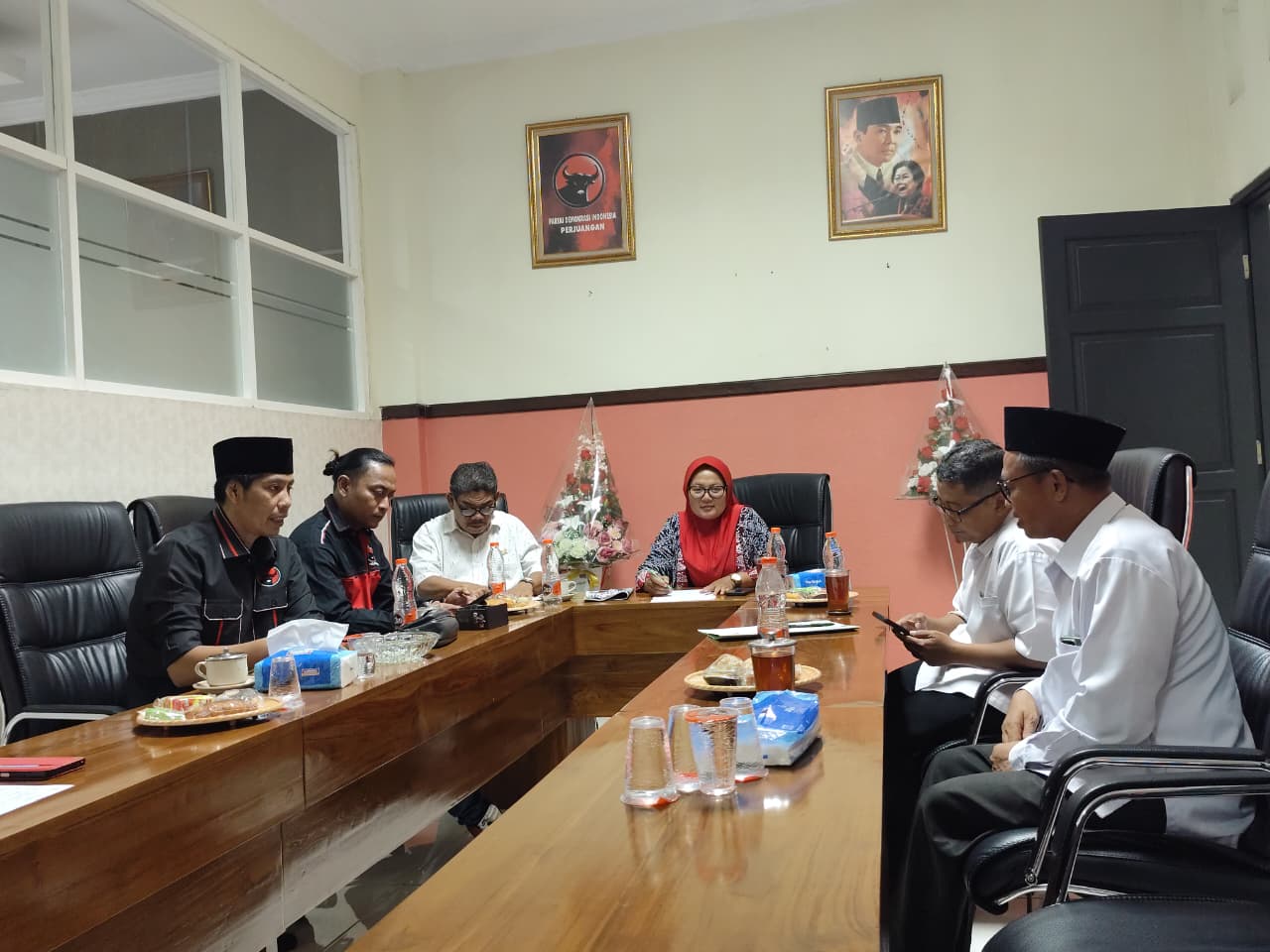 Ketua Fraksi PDI-P Lamongan, Erna Sujarwati bersama anggota fraksi, mendukung penuh tuntutan Perkumpulan Guru Madrasah Mandiri (PGMM), pada FGD di ruang fraksi bersama Ketua PGMM Jawa Timur.