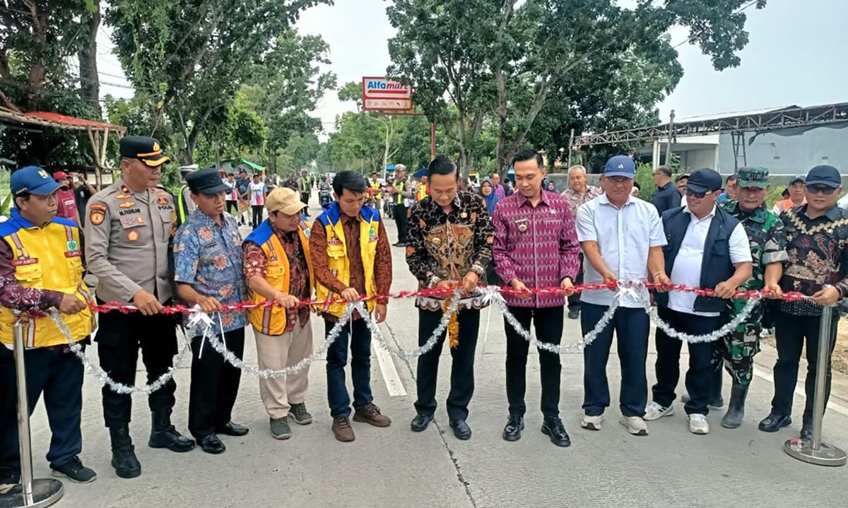 SIMBOLIS: Bupati Lamongan Yuhronur Efendi meresmikan Jalan Made - Plembon dengan ditandai pemotongan pita. (GAMAL A/RDR.LMG)