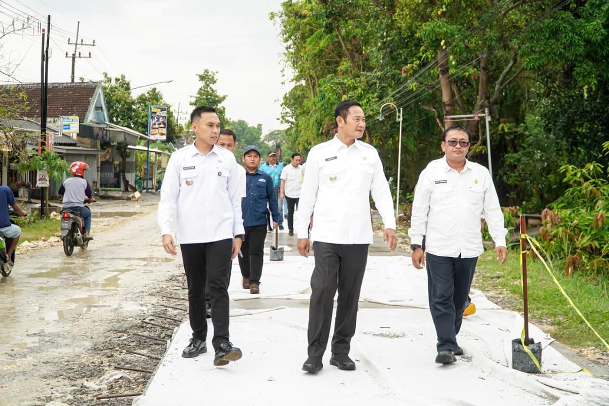 TURUN LAPANGAN : Bupati Yes bersama Wabup Mas Dirham didampingi Kepala Dinas Bina Marga, Cipta Karya dan Tata Ruang Lamongan Andhy Kurniawan pantau pengerjaan jalan. (IST/RDR.LMG)