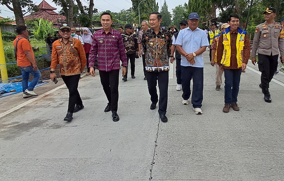 GEMBIRA : Rombongan Bupati Lamongan Yuhronur Efendi berjalan kaki di ruas jalan Made &ndash; Plembon yang diresmikan. (GAMAL A/RDR.LMG)