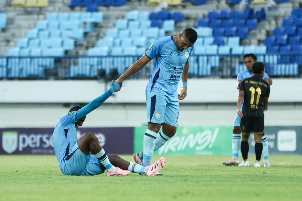 Dua pemain asing Persela, Daniel Goncalves dan Jhon Mena usai pertandingan melawan Barito Putera.