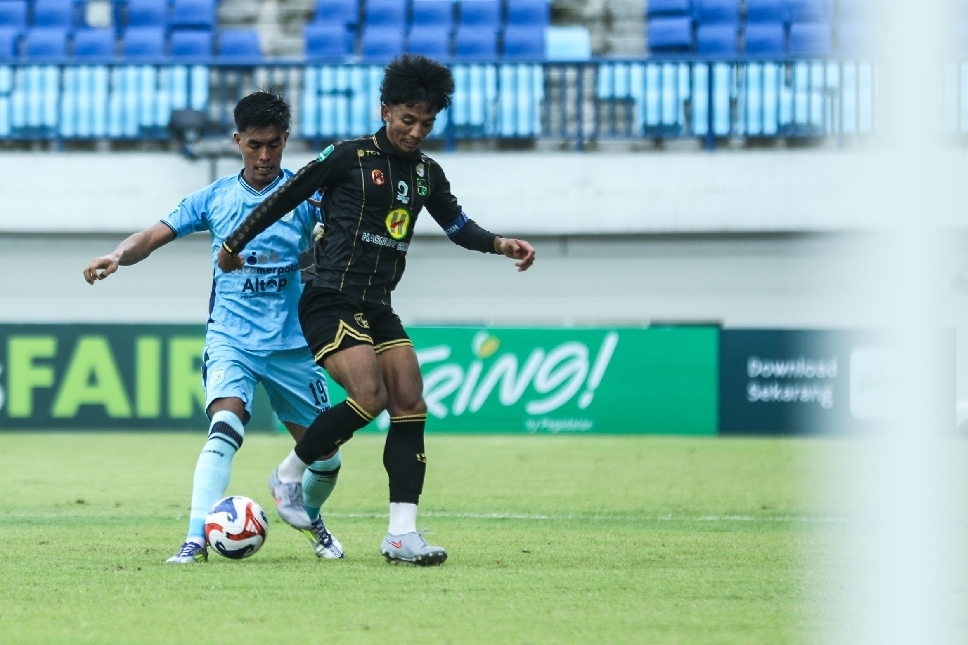 Duel Pemain Persela vs Barito Putera pada pekan ke-15 lanjutan Liga 2 Championship.