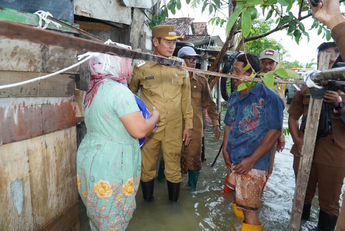 PEDULI: Bupati Yes menyalurkan bantuan untuk warga terdampak banjir. (HUMAS KOMINFO/RDR.LMG)