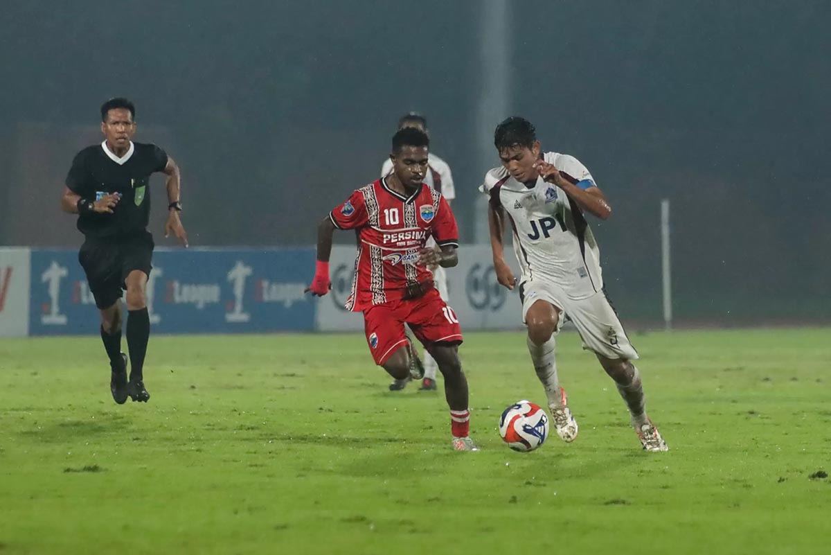 SARAT GENGSI: Laga Persika Karanganyar melawan Sang Maestro di Stadion UNS, Minggu malam (11/1/2026) (M. IHSAN/RADAR SOLO)