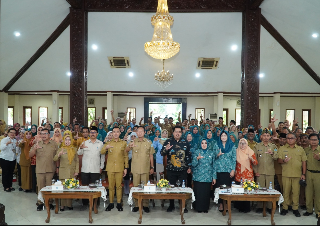 Bupati Yes bersama Ketua TP PKK Lamongan Anis Yes saat acara penyerahan program Genting (gerakan orang tua asuh cegah stunting) periode kedua.