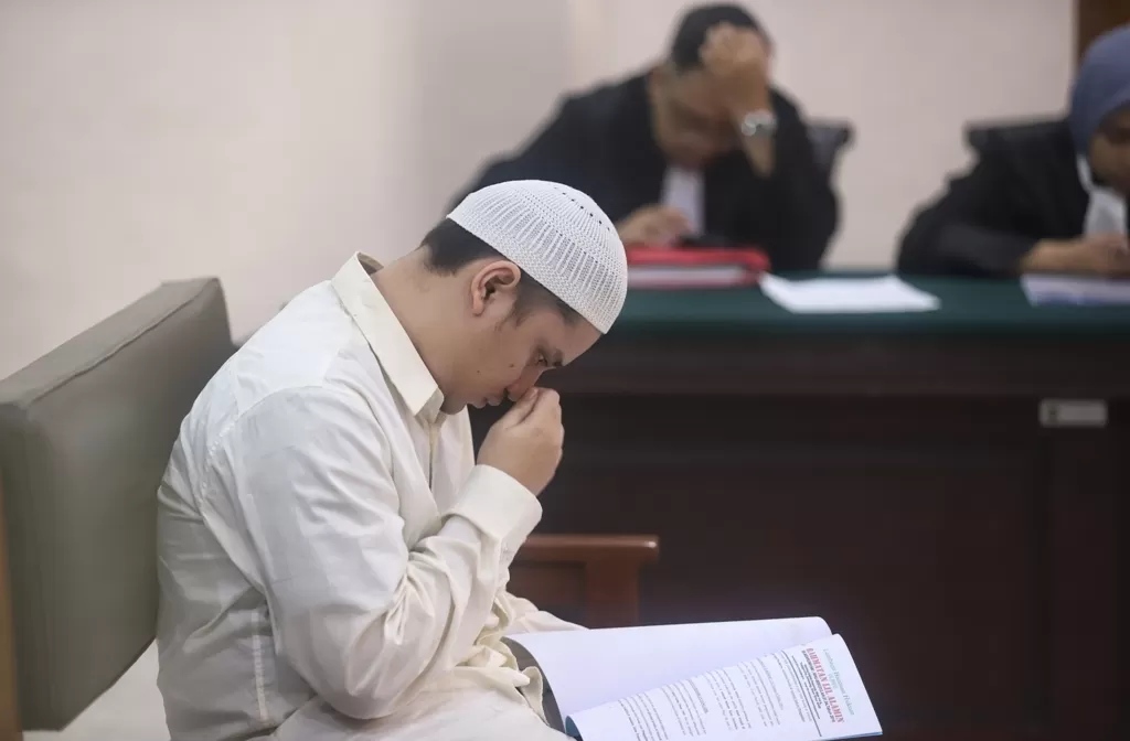 TERTUNDUK: Alvi Maulana, terdakwa kasus pembunuhan disertai mutilasi terhadap kekasihnya sendiri saat menjalani persidangan di Pengadilan Negeri Mojokerto, Senin (12/1). (Sofan Radar Mojokerto)
