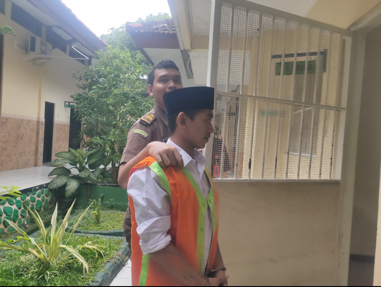 Terdakwa kasus peredaran narkotika, Ervan Bayu Prasetiyo saat menjalani sidang di PN Lamongan.