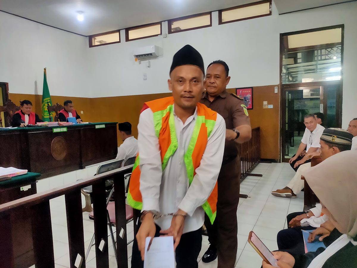 DITUNTUT 10 BULAN: Moh Zaini menjalani persidangan di PN Lamongan. (IST/RDR.LMG)