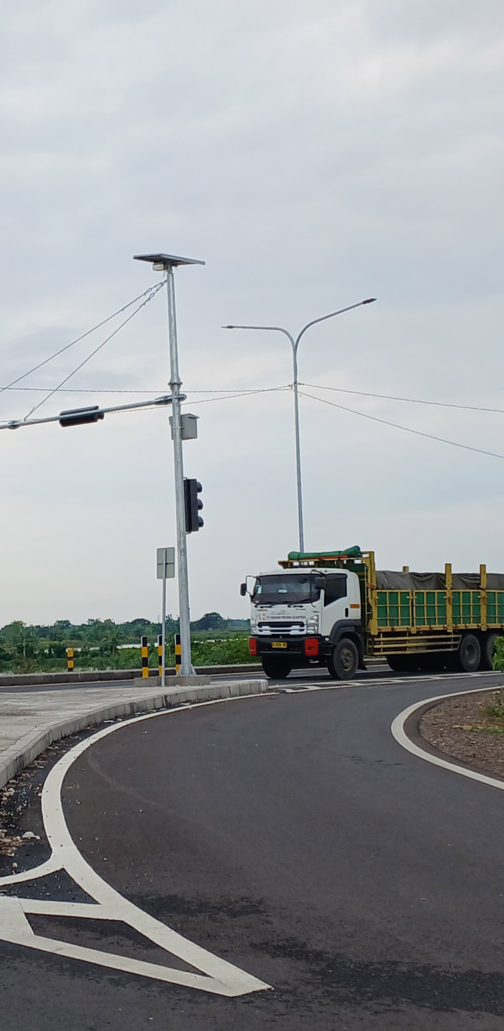 BELUM SEMUANYA: Truk yang melaju di jalan lingkar utara Lamongan. Dishub memperkirakan setelah lebaran ada keputusan terkait status JLU. (ANJAR DWI PRADIPTA/RDR.LMG)