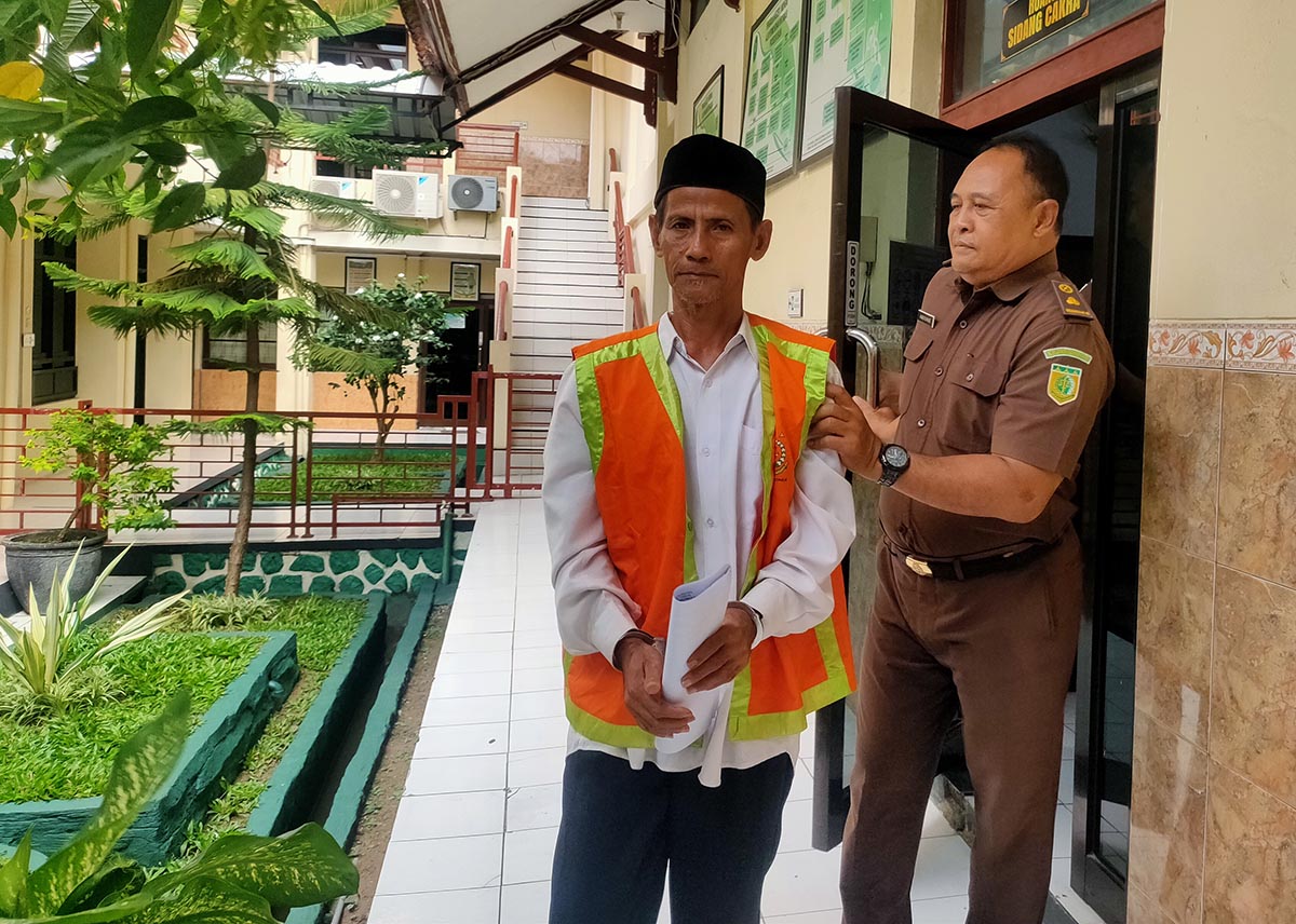 DITUNTUT 15 BULAN: Su&rsquo;udin alias Jhon di Pengadilan Negeri Lamongan karena menjalani sidang kasus penganiyaan. (IST/RDR.LMG)