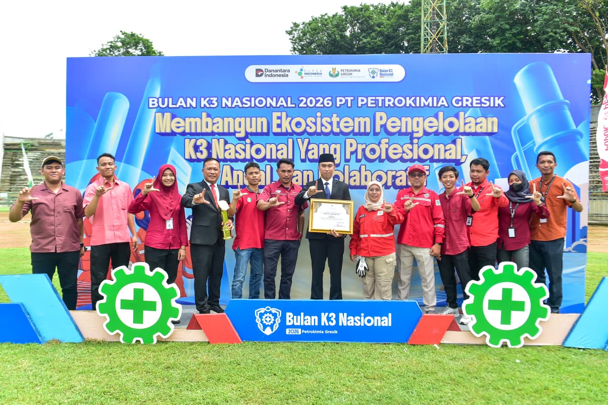 SELAMAT: Wabup Lamongan, Mas Dirham, bersama perusahaan usai menerima penghargaan K3.