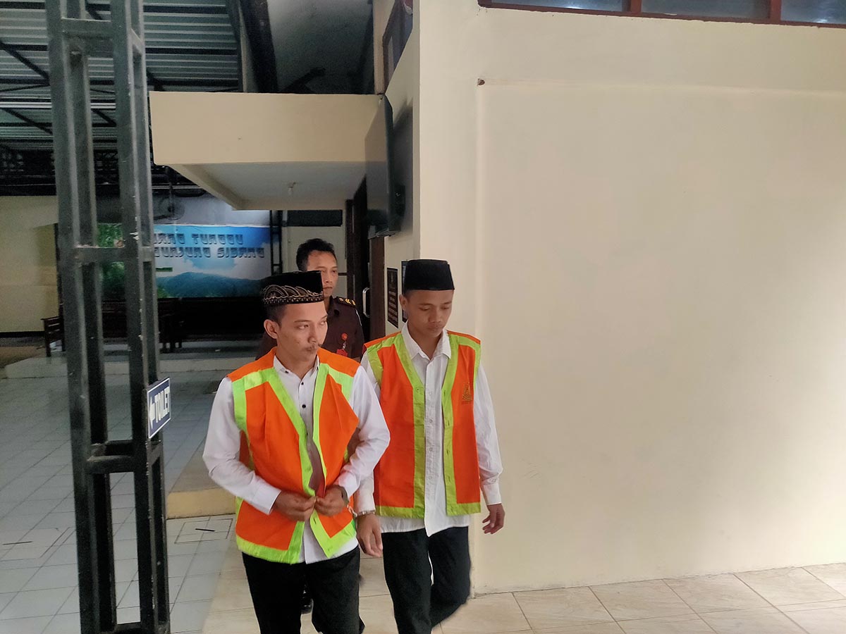DIVONIS LIMA BULAN: Asmono Ponco Saputro dan David Kurnia Salsa Sahnana di Pengadilan Negeri Lamongan. Keduanya dinyatakan bersalah, melakukan penganiayaan. (ASIP/RDR.LMG)