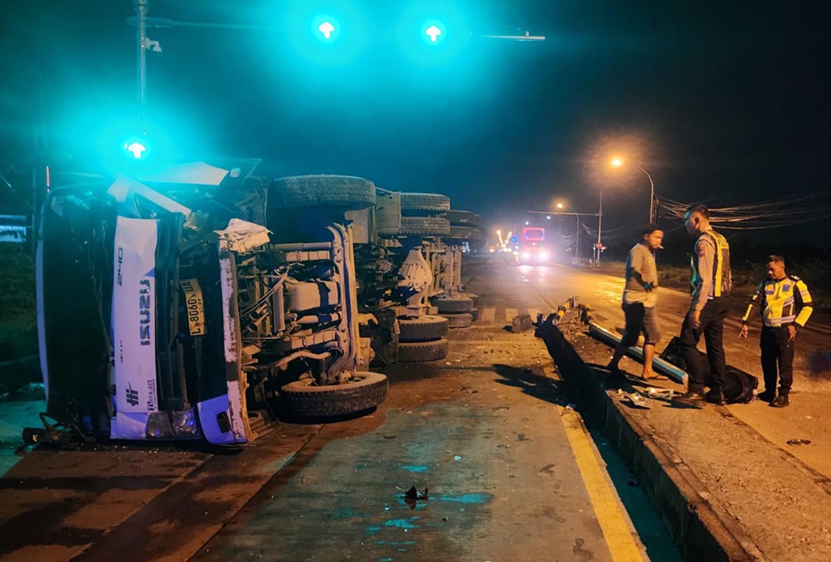 TERGULING: Truk kontainer setelah menabrak traffic light di Desa Rejosari, Kecamatan Deket. (GAMAL A/RDR.LMG)