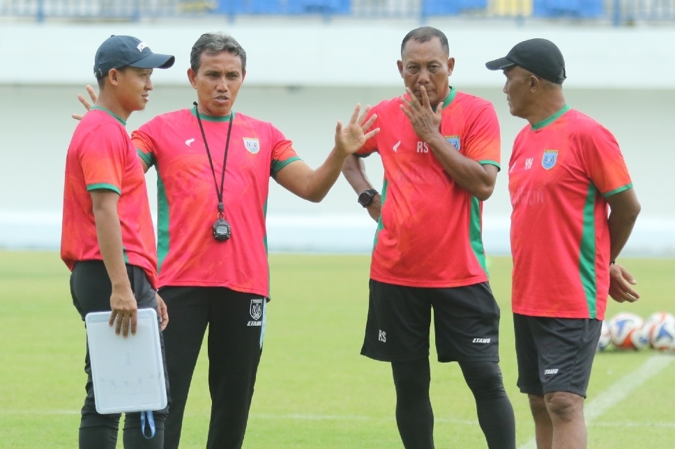 Bima Sakti berdiskusi dengan staf kepelatihan Persela Lamongan.