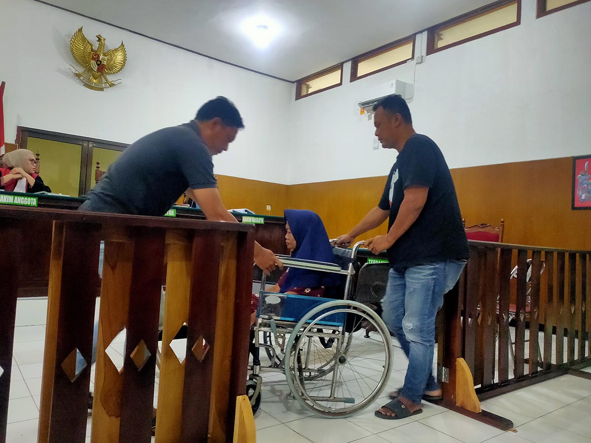 JADI SAKSI: Karsiyan duduk di kursi roda saat hadir di Pengadilan Negeri Lamongan. Dia memberikan kesaksian perbuatan anaknya yang telah melakukan KDRT.  (IST/RDR.LMG)