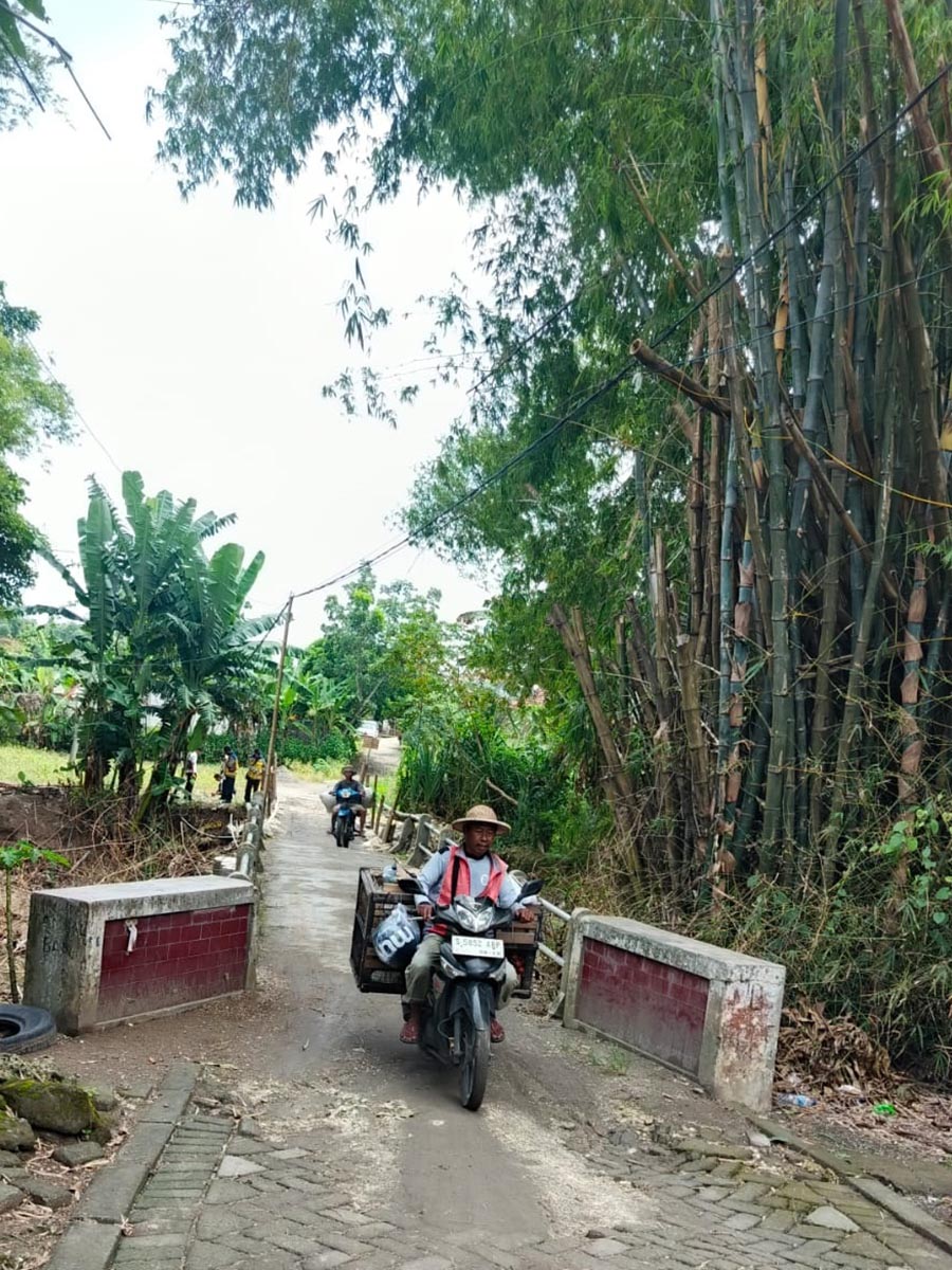 PERBAIKAN SEMENTARA: Jembatan penghubung Desa Sewor dan Desa Kedungrejo, Kecamatan Sukorame yang sudah bisa dilalui kendaraan roda dua. (IST/RDR.LMG)
