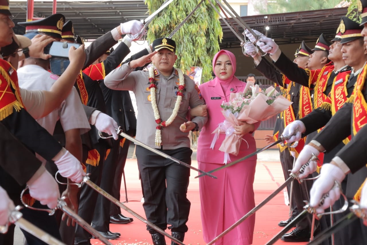 PROSESI PENYAMBUTAN: Bottom of FormAKBP Arif Fazlurrahman bersama istri. Dia menjadi Kapolres Lamongan menggantikan AKBP Agus Dwi Suryanto. (GAMAL A/RDR.LMG)