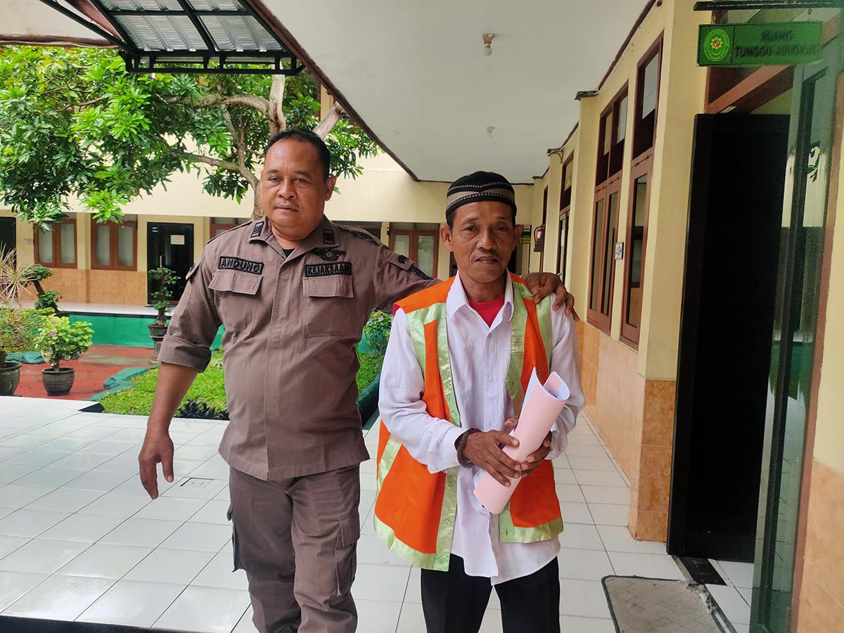 DITUNTUT SATU TAHUN: Tamiran di Pengadilan Negeri Lamongan karena kasus pencurian ponsel. (IST/RDR.LMG)