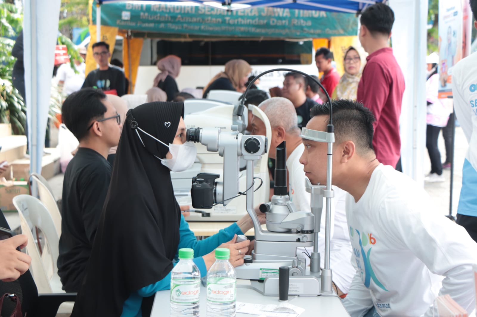 Wabup Lamongan Mas Dirham didampingi direksi RS Mata KMU Ahada Aqid saat melakukan konsultasi dan pemeriksaan mata bersama lansia di Alun-Alun, Minggu (18/1).