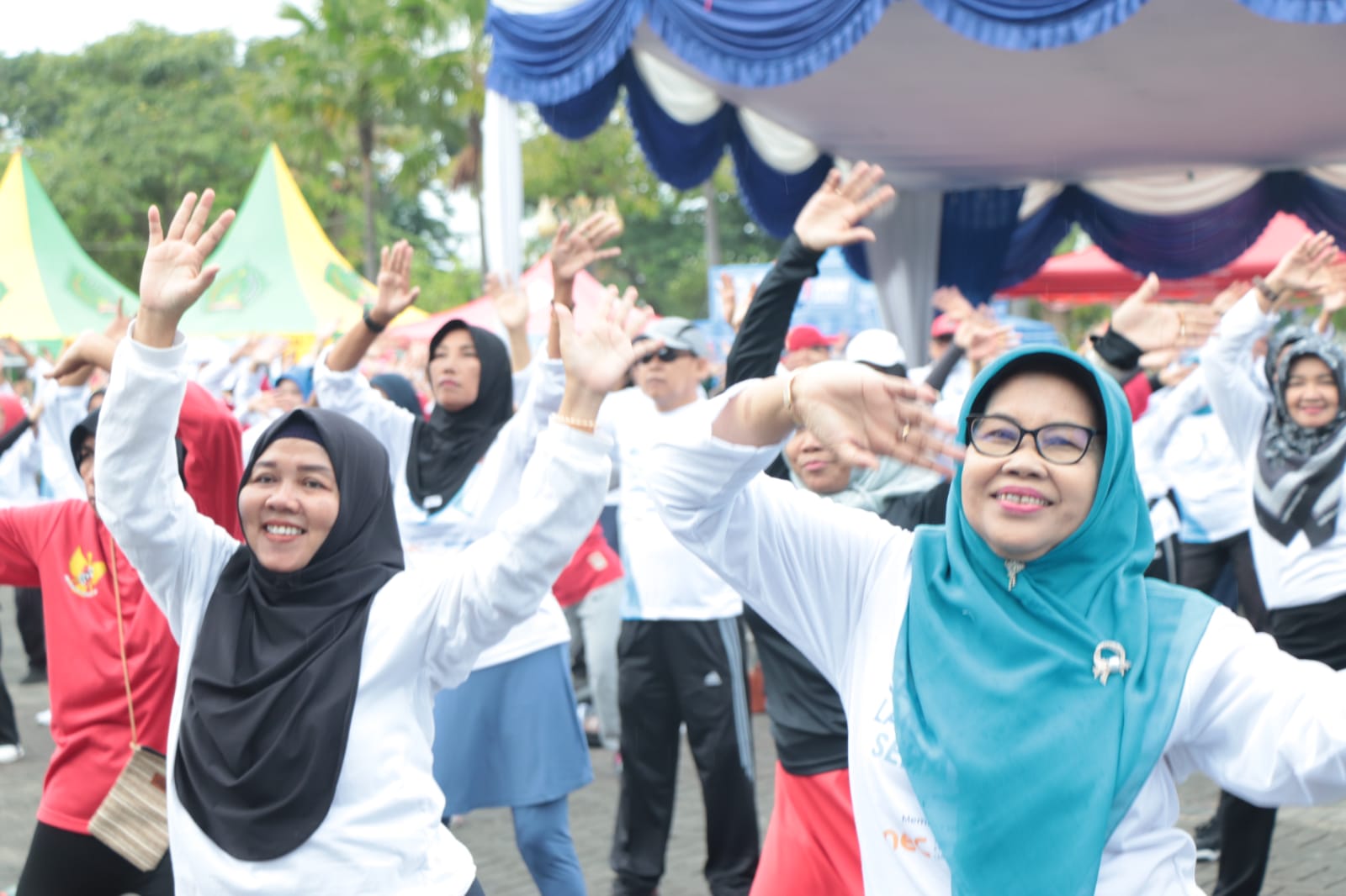 Ratusan lansia melakukan senam dan pemeriksaan mata dalam kegiatan Senam Lansia Sehat RS & Klinik Mata KMU.