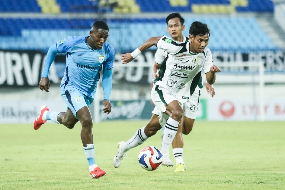 Pertemuan pertama kedua tim musim ini di Stadion Surajaya Lamongan, berhasil dimenangkan oleh Persela.