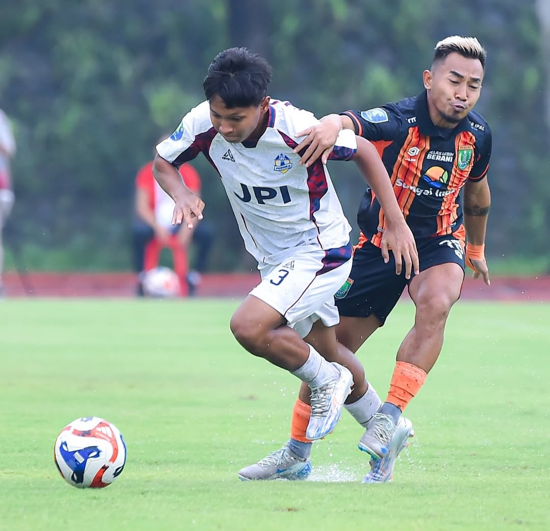 LOLOS : Ahmad Arrafi saat melewati Rahel Radiansyah. Persika dipastikan lolos babak 8 besar setelah menang dari Persibo.
