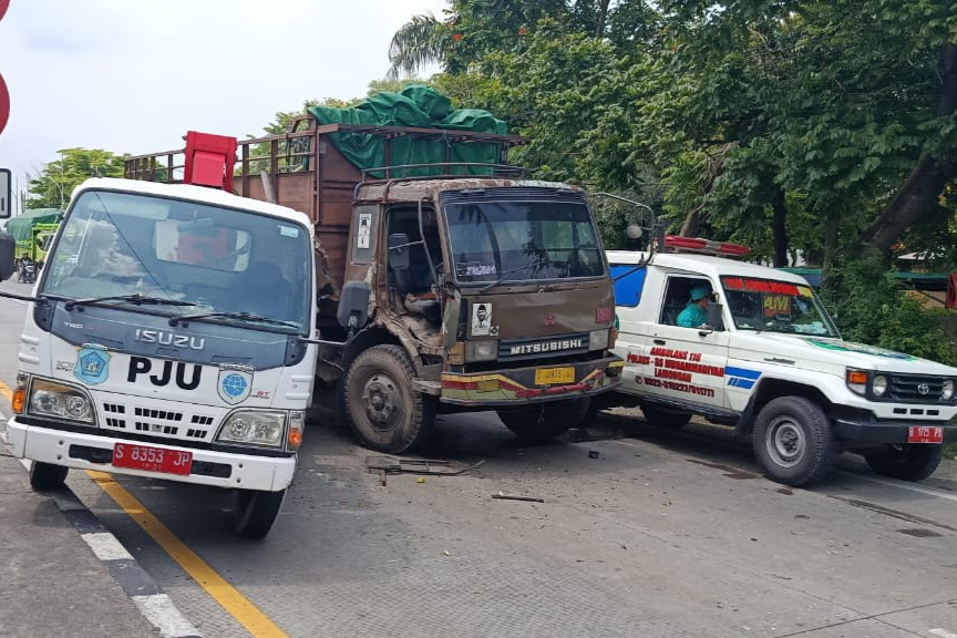 Laka beruntun di jalan poros nasional melibatkan tiga kendaraan, termasuk truk PJU Dishub Lamongan saat perbaikan lampu jalan, Senin (19/1) siang.