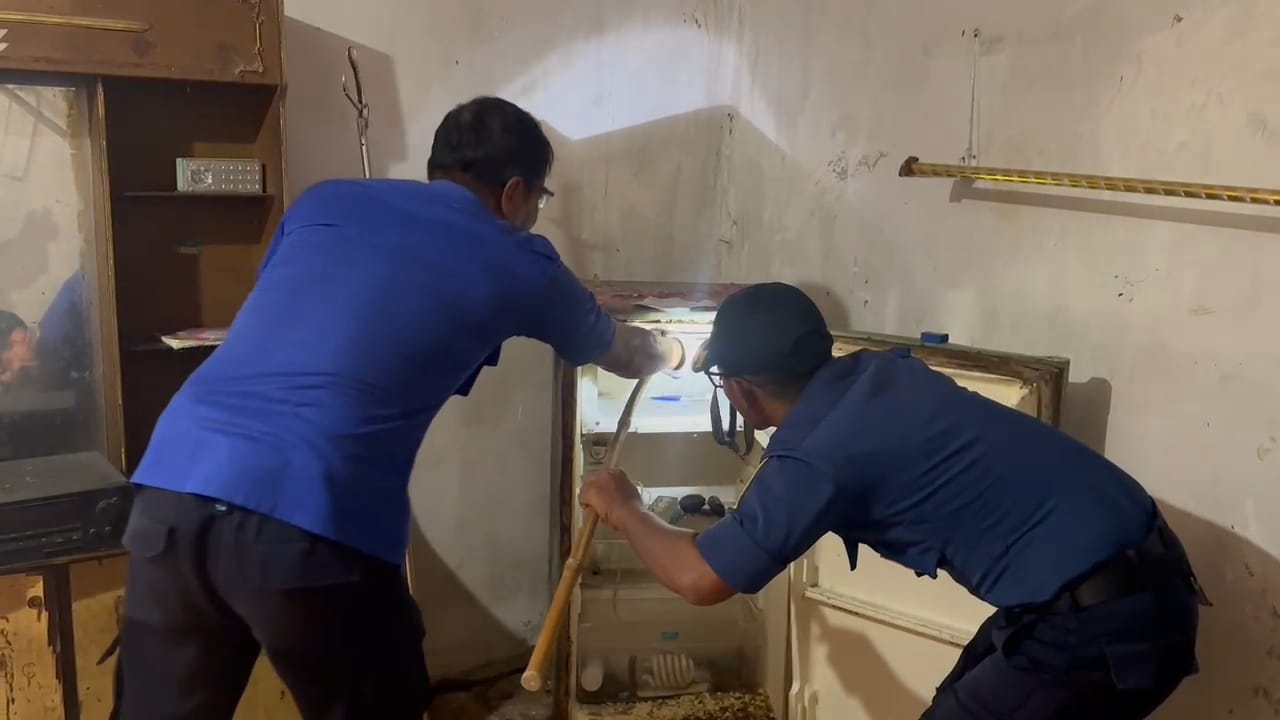 Petugas Damkar Korwil Lamongan mengevakuasi ular kobra di dalam kulkas bekas milik warga Desa Sukolilo, Kecamatan Sukodadi, Senin (19/1).