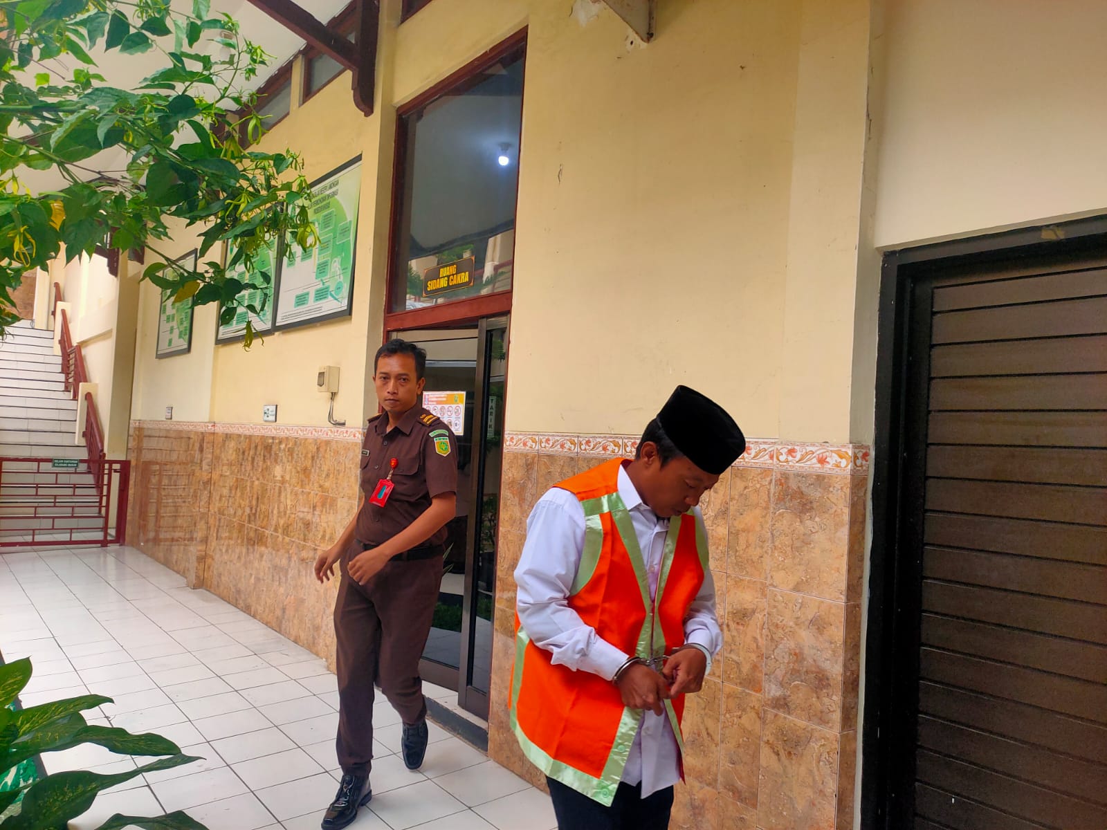 MENERIMA: Terdakwa peredaran SS di Pantura Lamongan, Angga Prasetyo divonis enam tahun penjara.