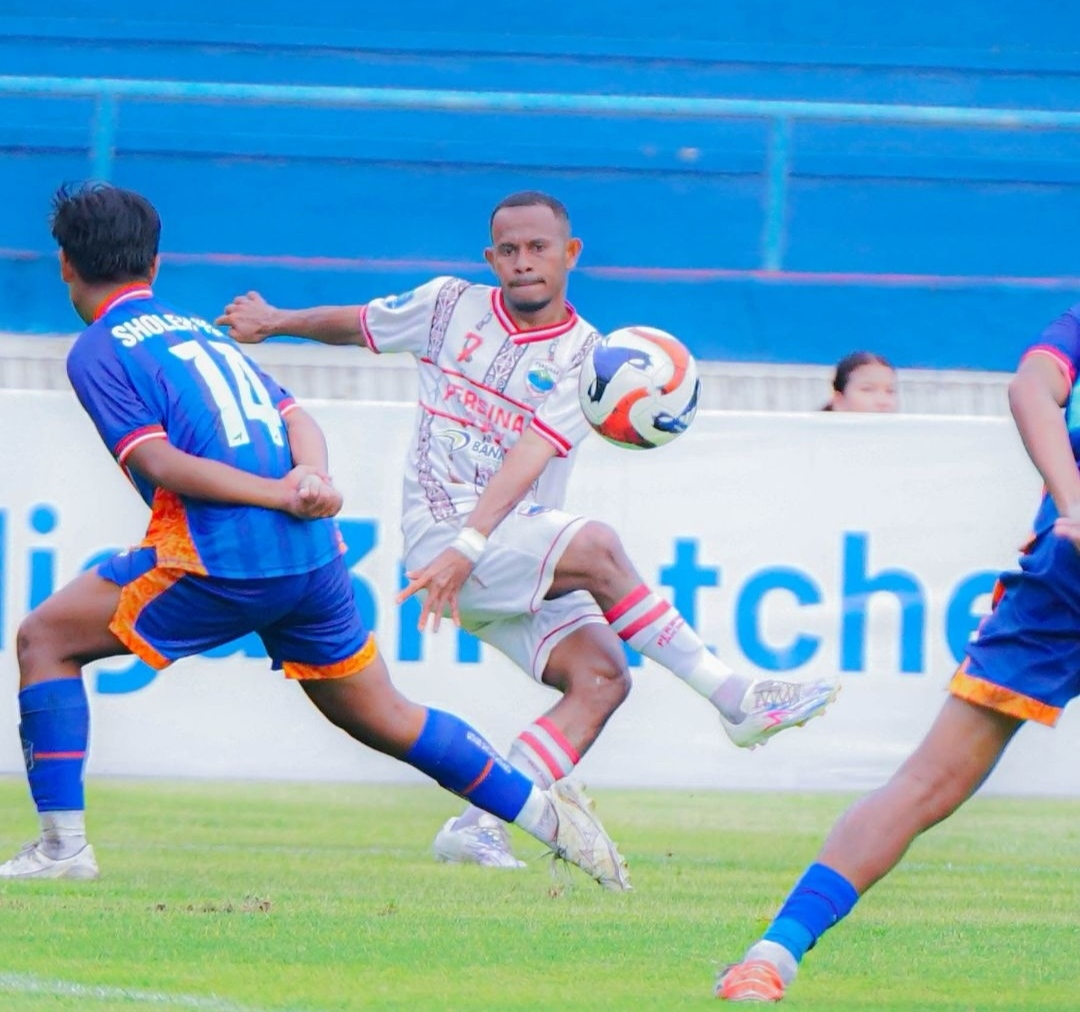 TAJAM : Daud Irfan Kararbo (berbaju putih) menciptakan dua gol saat Persinab Sang Maestro FC mengalahkan Rans Nusantara FC 3-1 (19/1).