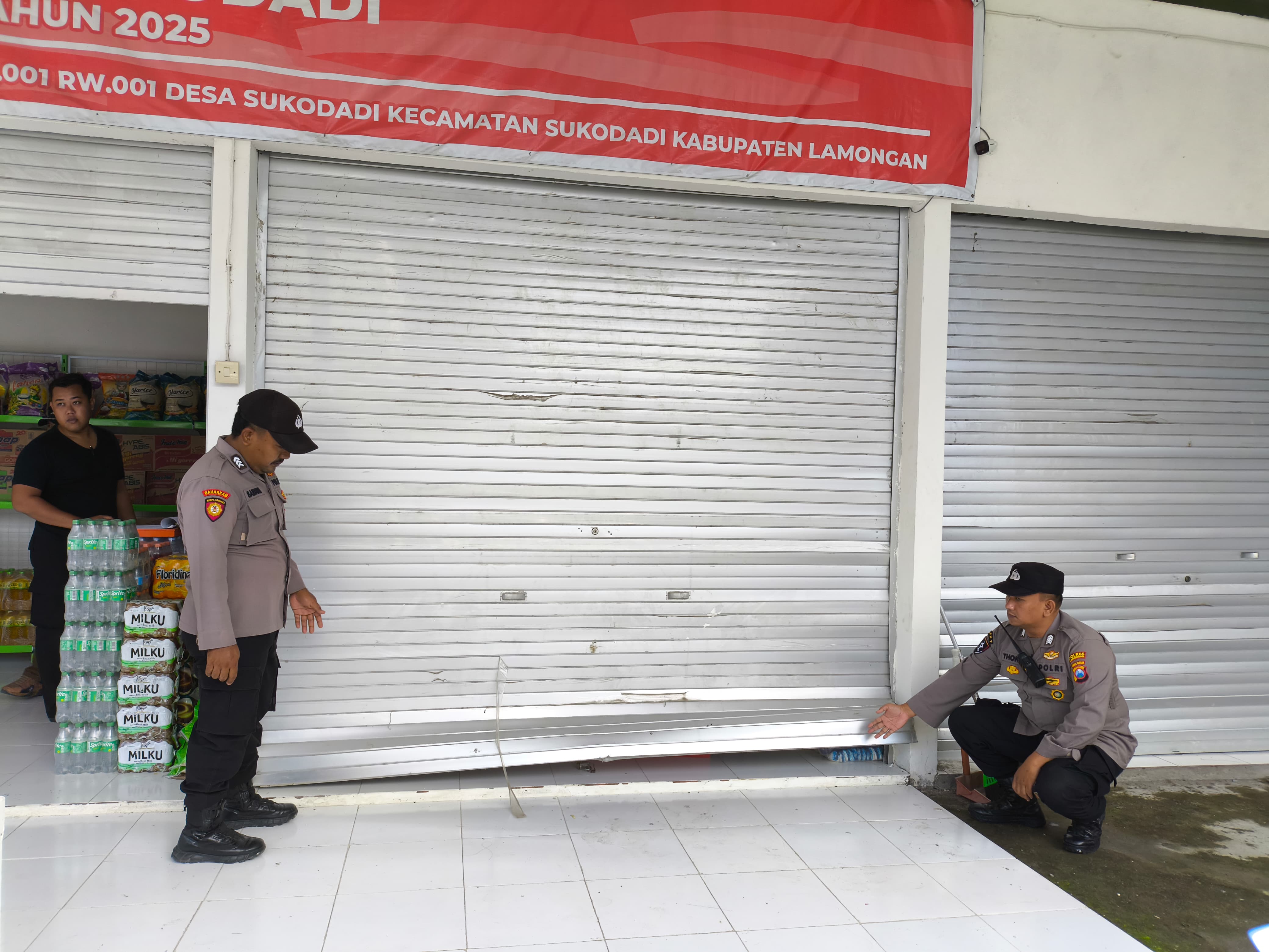 Petugas dari Polsek Sukodadi mendatangi Tempat Kejadian Perkara (TKP) Pembobolan koperasi desa merah putih di Sentra Kuliner Sukodadi (SKS), Selasa (20/1).