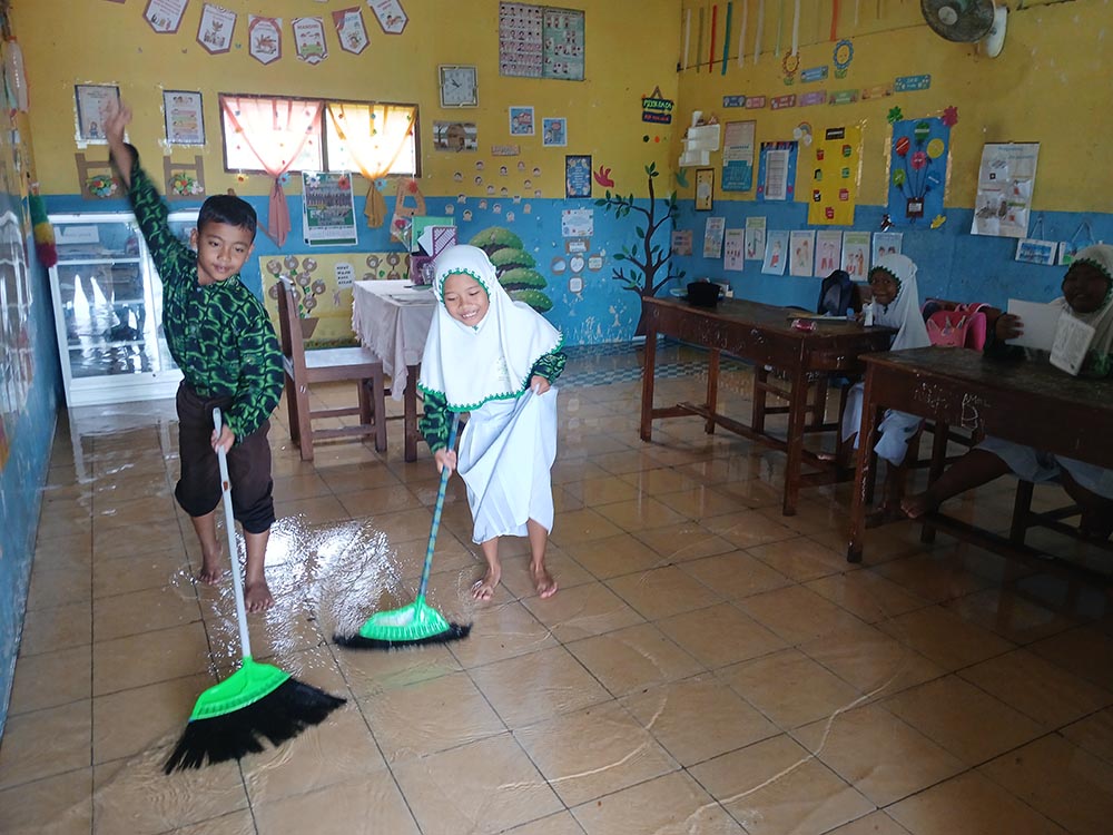 BERSIH &ndash; BERSIH: Siswa membersihkan lantai kelasnya di wilayah Bengawan Jero yang sempat kebanjiran. (ANJAR DWI PRADIPTA/RDR.LMG)