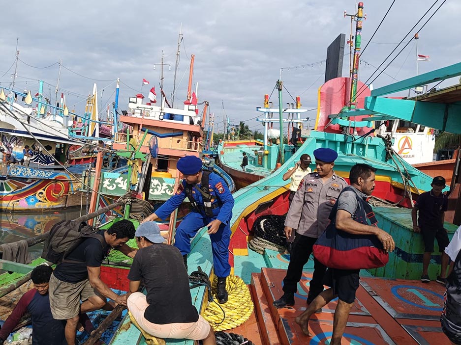 BERHASIL DIEVAKUASI: Petugas memberikan bantuan kepada nelayan Weru yang tiba setelah diselamatkan tugboat. (IST/RDR.LMG)