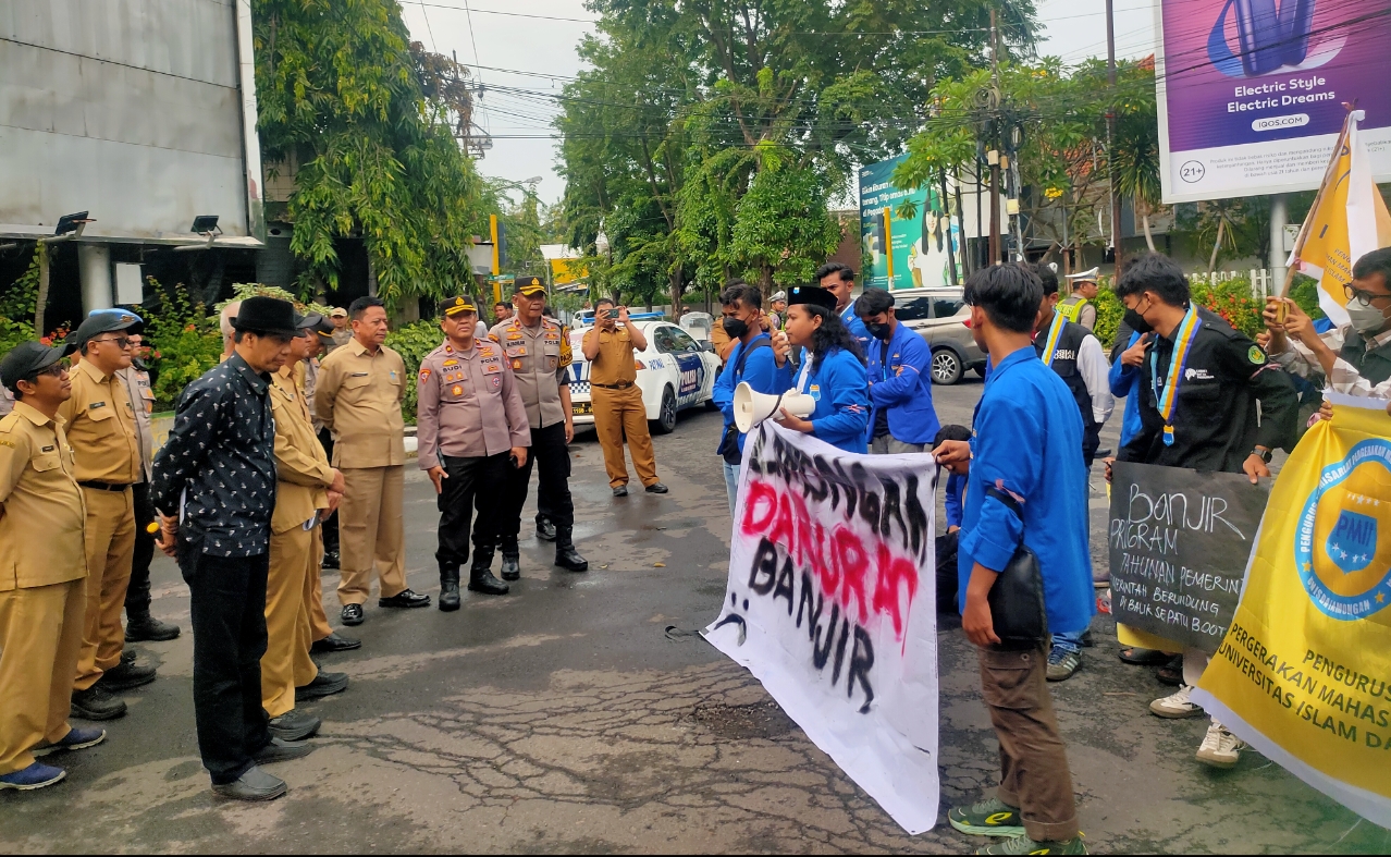 Aktivis PK PMII Unisda saat melakukan orasi di perempatan Jalan Basuki Rahmat Lamongan, dalam menyuarakan penanganan banjir di Kabupaten Lamongan.