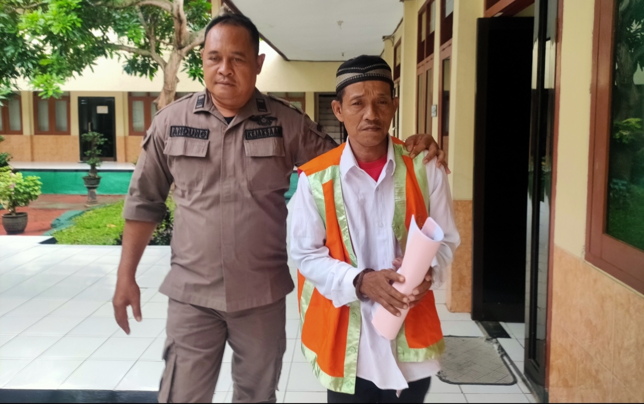 Tamiran, terdakwa pencurian HP di Ponpes Raudatul Muta&rsquo;alimin, Desa Moropelang, Kecamatan Babat menjalani sidang di PN Lamongan.